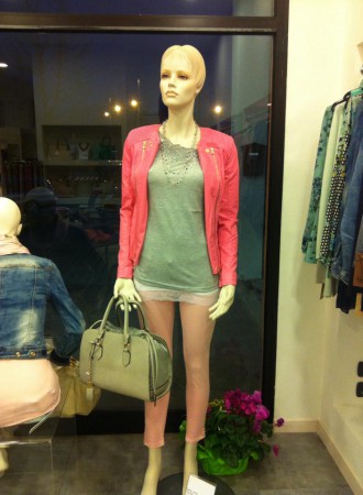 Giubbino similpelle rosa/nero/bianco 39 euro,t-shirt 22 euro,canotta pizzo 8 euro,Jeans 22 euro, borsa 39 euro